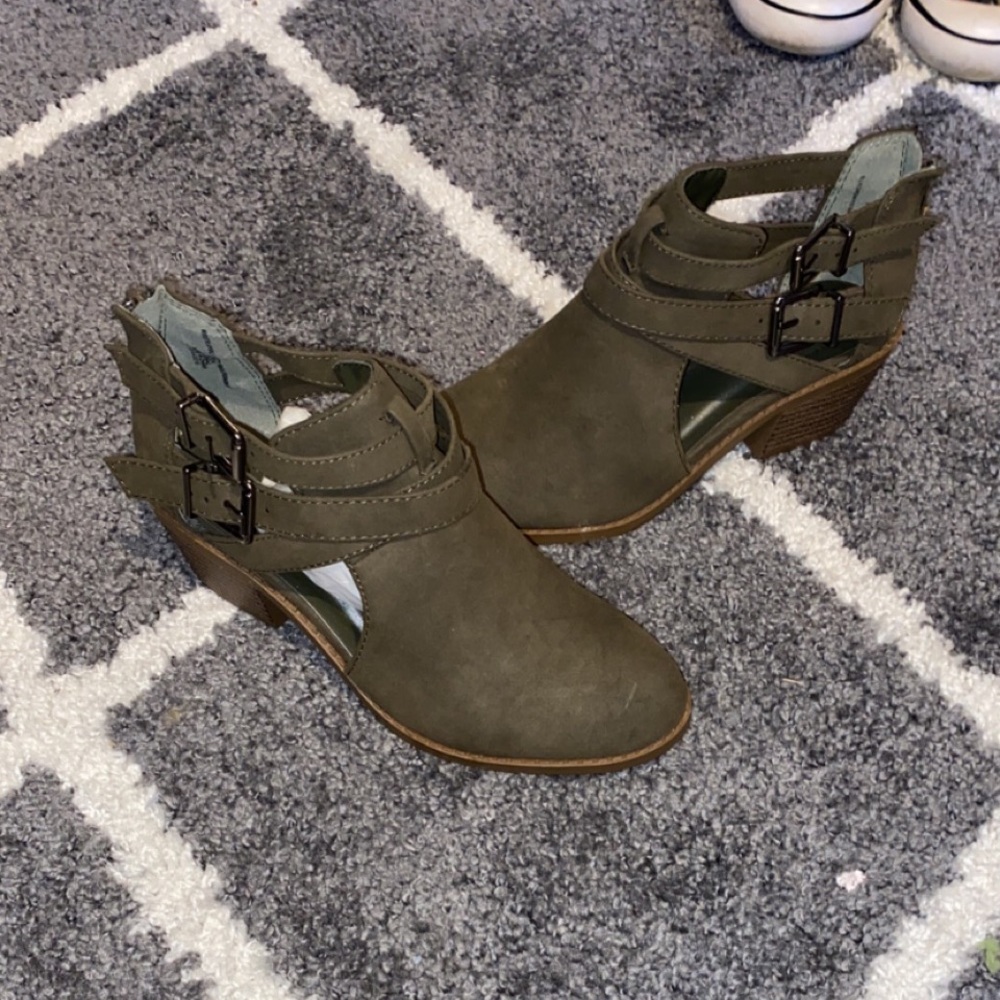Girls bootie. Olive green